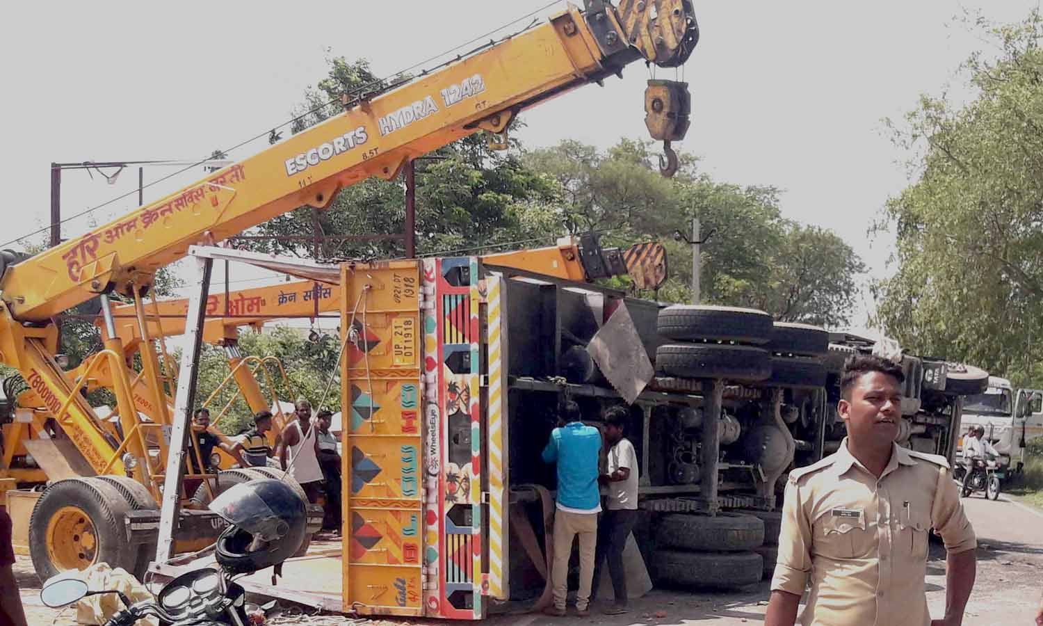 बस्ती डुमरियागंज मार्ग के बैडा पुल के निकट ट्रक पलटने से लगा जाम बस्ती डुमरियागंज मार्ग के बैडा पुल के निकट ट्रक पलटने से लगा जाम