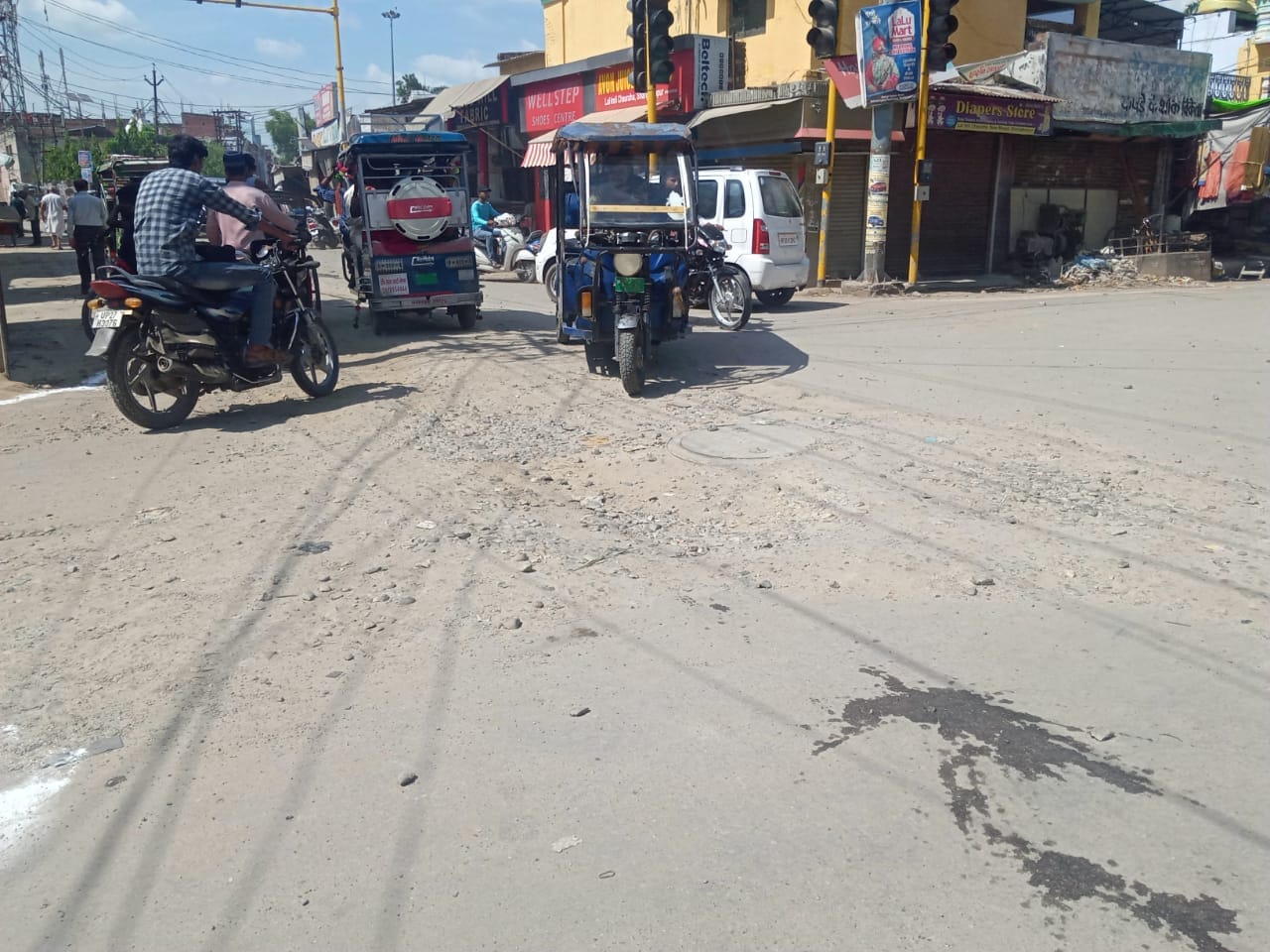 जेल रोड पर इस्लामियां स्कूल के पास खोदी पड़ी सड़क और उड़ती धूल के बीच से गुजरते वाहन