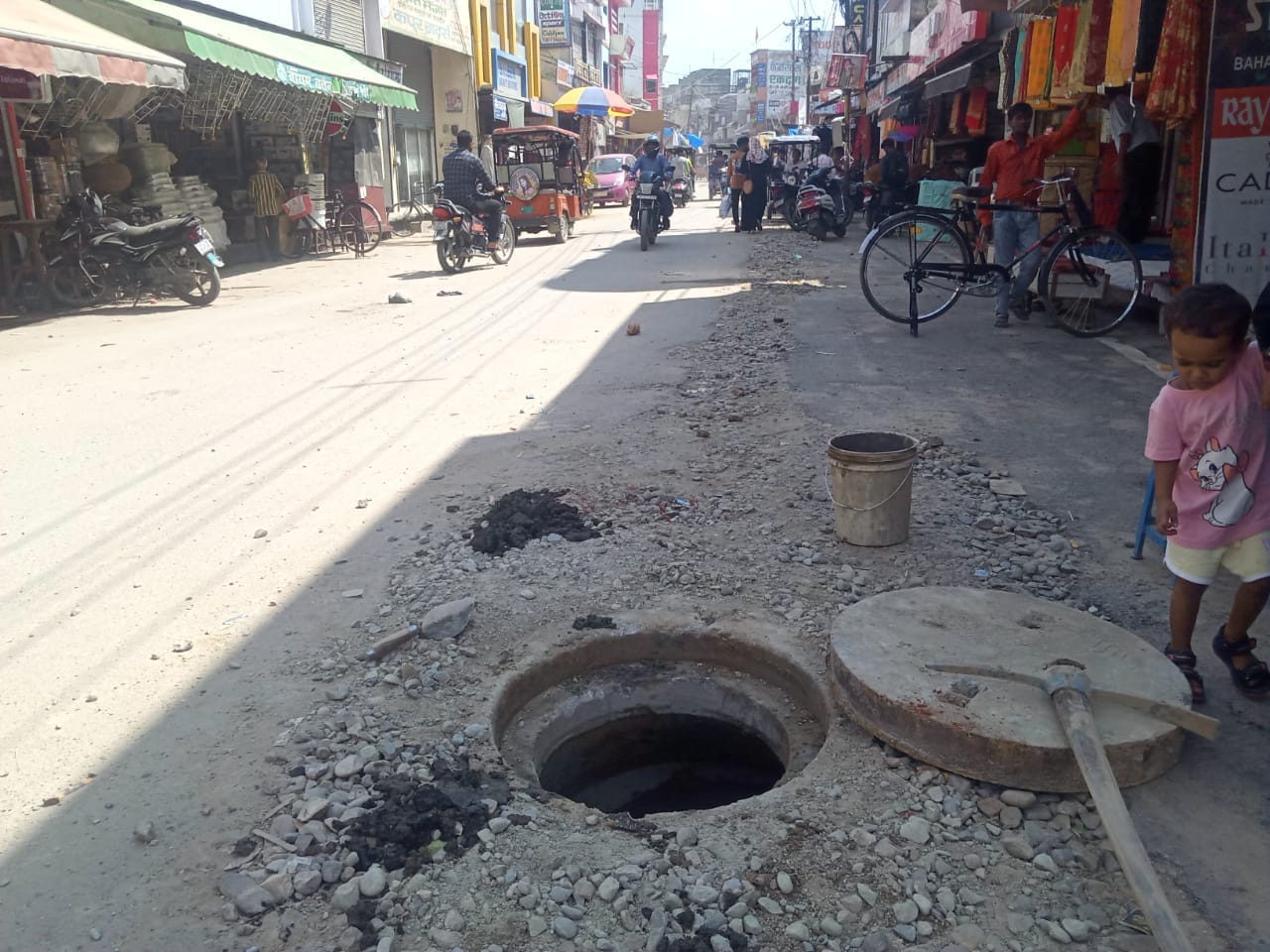 जेल रोड पर इस्लामियां स्कूल के पास खोदी पड़ी सड़क और उड़ती धूल के बीच से गुजरते वाहन