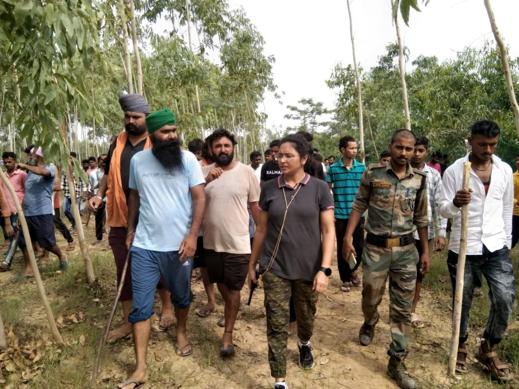 रेहड़ क्षेत्र के गांव मच्छमार में खराब हुए वन विभाग के ट्रैक्टर को धक्का लगाते ग्रामीण। रेहड़ क्षेत्र के गांव मच्छमार में खराब हुए वन विभाग के ट्रैक्टर को धक्का लगाते ग्रामीण।