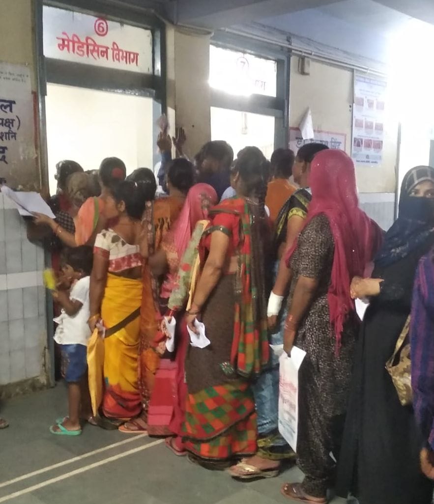 राजकीय मेडिकल कॉलेज के ट्रामा सेंटर में बुखार से पीड़ित मरीज