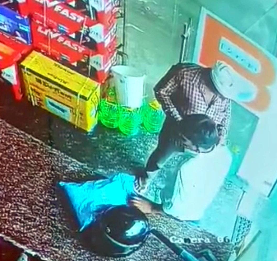 फोटो 02: इनवर्टर-बैटरी की दुकान पर नकदी चोरी करने आया चोर सीसीटीवी में दिखाई देता हुआ। संवाद फोटो 02: इनवर्टर-बैटरी की दुकान पर नकदी चोरी करने आया चोर सीसीटीवी में दिखाई देता हुआ। संवाद
