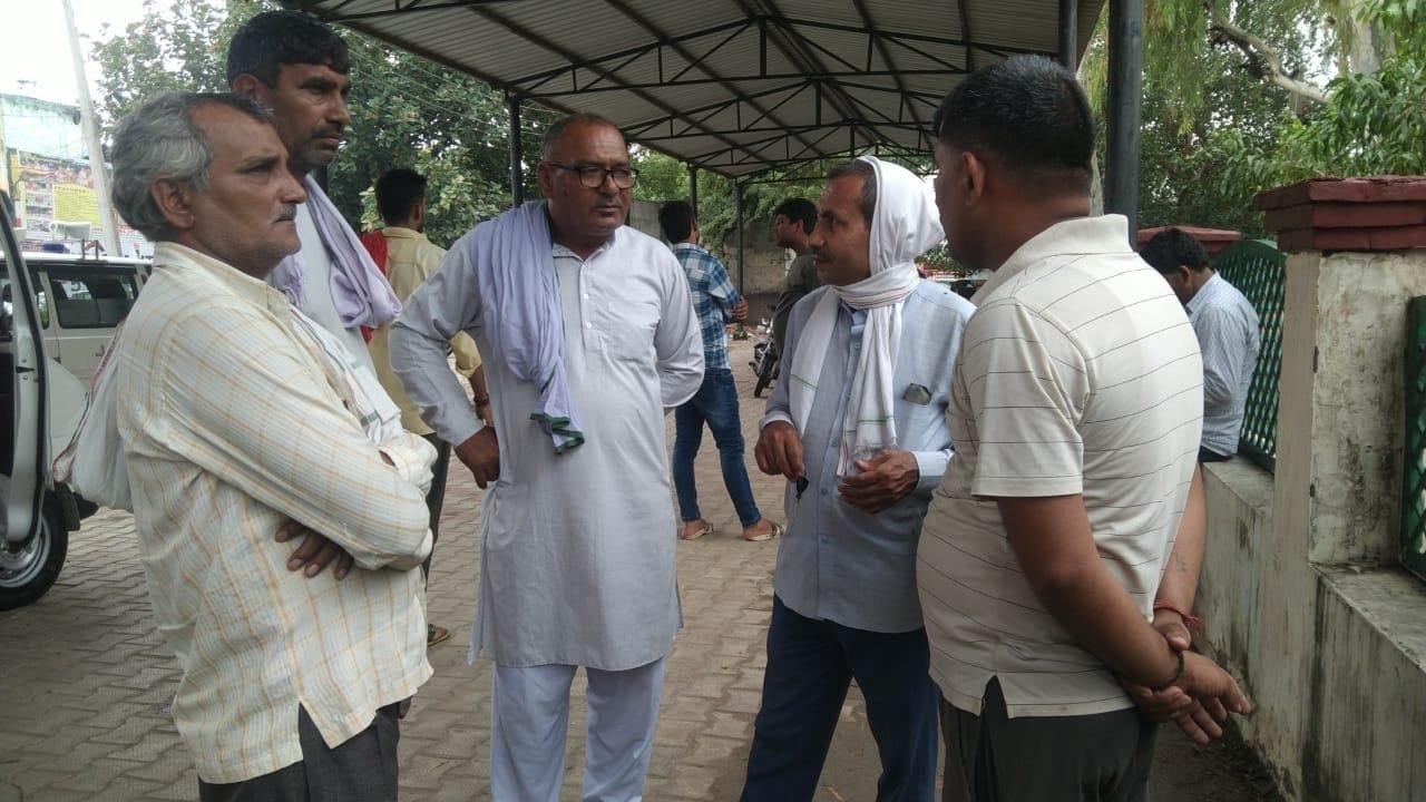 फोटो 03- शव लेने के लिए नागरिक अस्पताल पहुंचे परिजन। फोटो 03- शव लेने के लिए नागरिक अस्पताल पहुंचे परिजन।