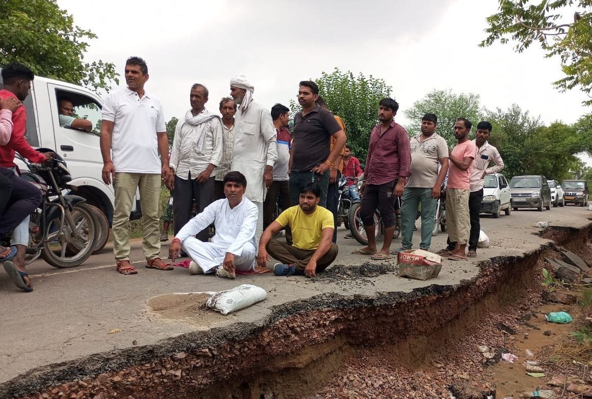 फोटो 08- गांव बड़वासनी-किलोहड़द रोड पर बैठकर सरकार व प्रशासन के खिलाफ रोष जताते जिला पार्षद संज फोटो 08- गांव बड़वासनी-किलोहड़द रोड पर बैठकर सरकार व प्रशासन के खिलाफ रोष जताते जिला पार्षद संज