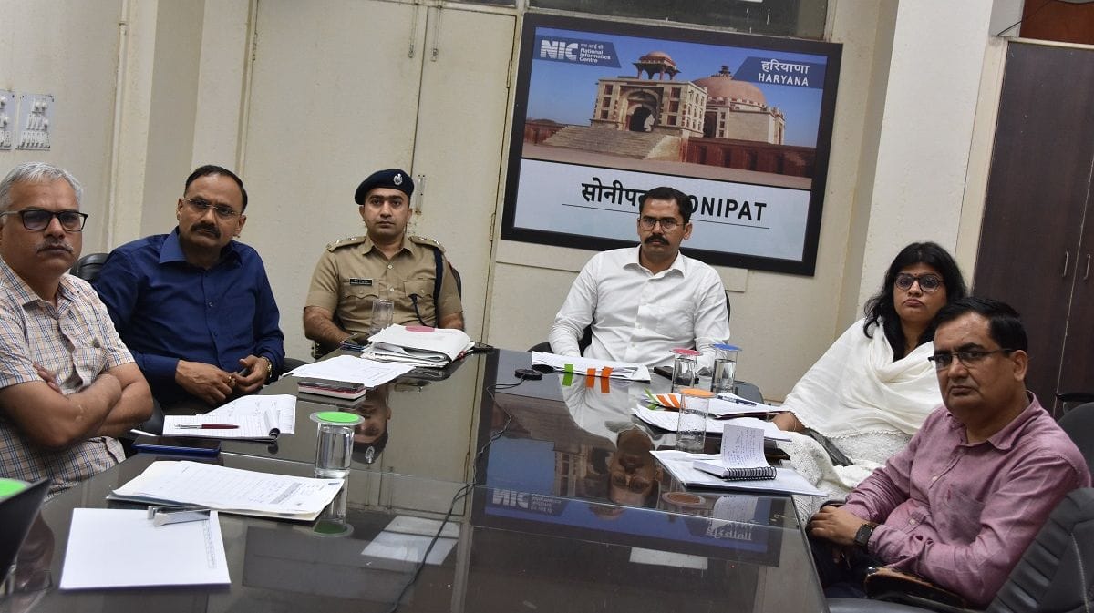 फोटो 21. लघु सचिवालय में वीडियो कांफ्रेंस के दौरान उपस्थित निगम आयुक्त विश्राम मीणा व अन्य अधिक