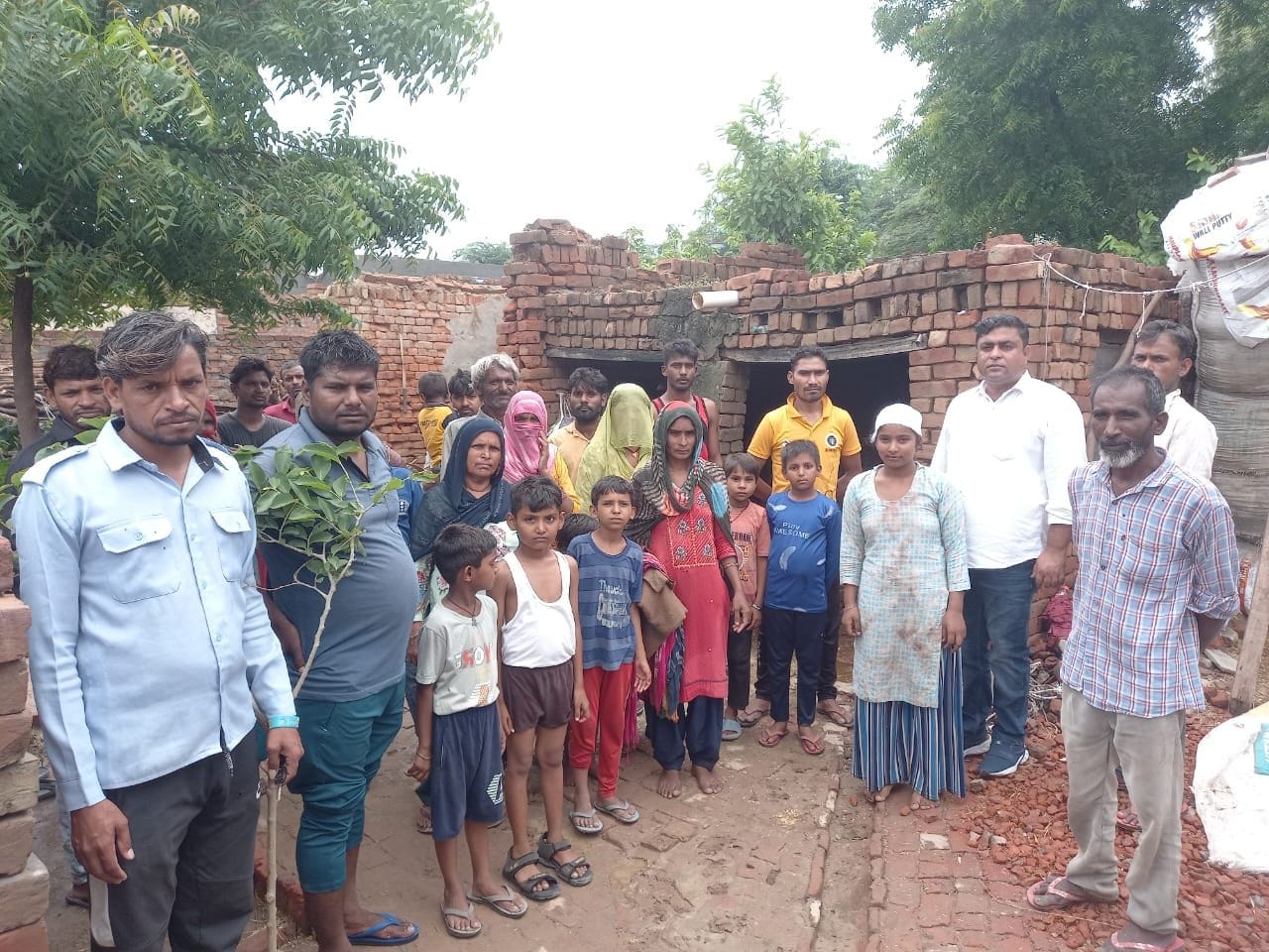 फोटो 44. गांव बड़ौता में जर्जर घर की छत गिरने के बाद एकत्रित ग्रामीण। संवाद फोटो 44. गांव बड़ौता में जर्जर घर की छत गिरने के बाद एकत्रित ग्रामीण। संवाद