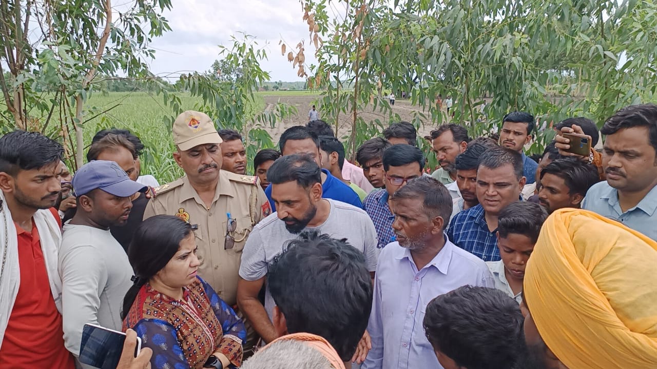 घटनास्थल पर लगी ग्रामीणों की भीड़। संवाद
