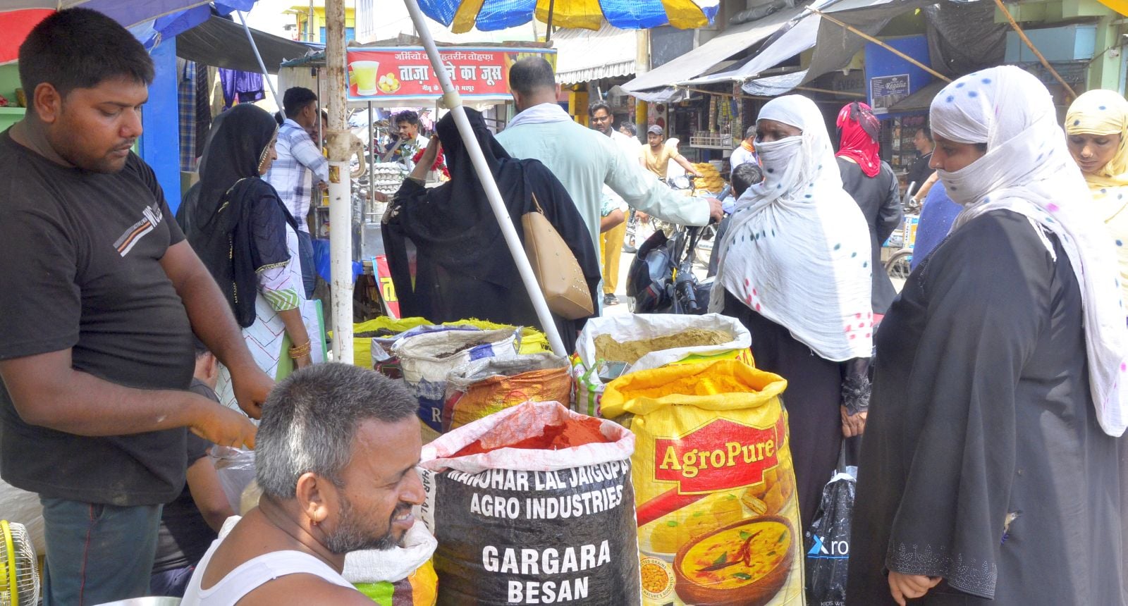 कुर्बानी के लिऐ बकरा खरीदते लोग। संवाद
