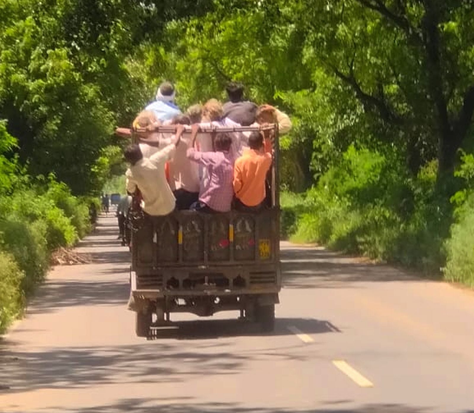 कुंवरगांव कस्बे में खड़े टेंपो। संवाद कुंवरगांव कस्बे में खड़े टेंपो। संवाद