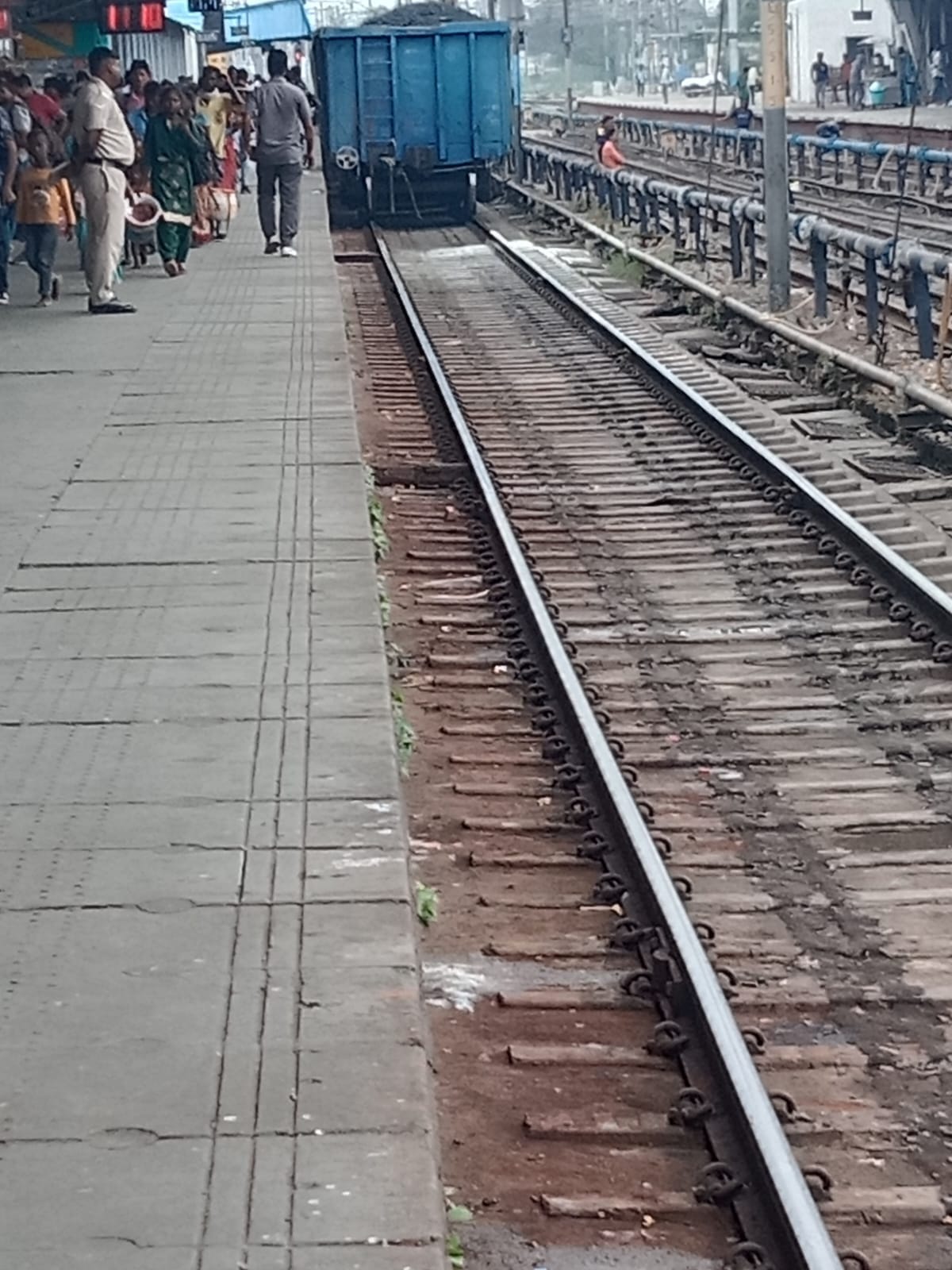 मालगाडी के पहिए की जांच करती रेलवे की टीम। मालगाडी के पहिए की जांच करती रेलवे की टीम।