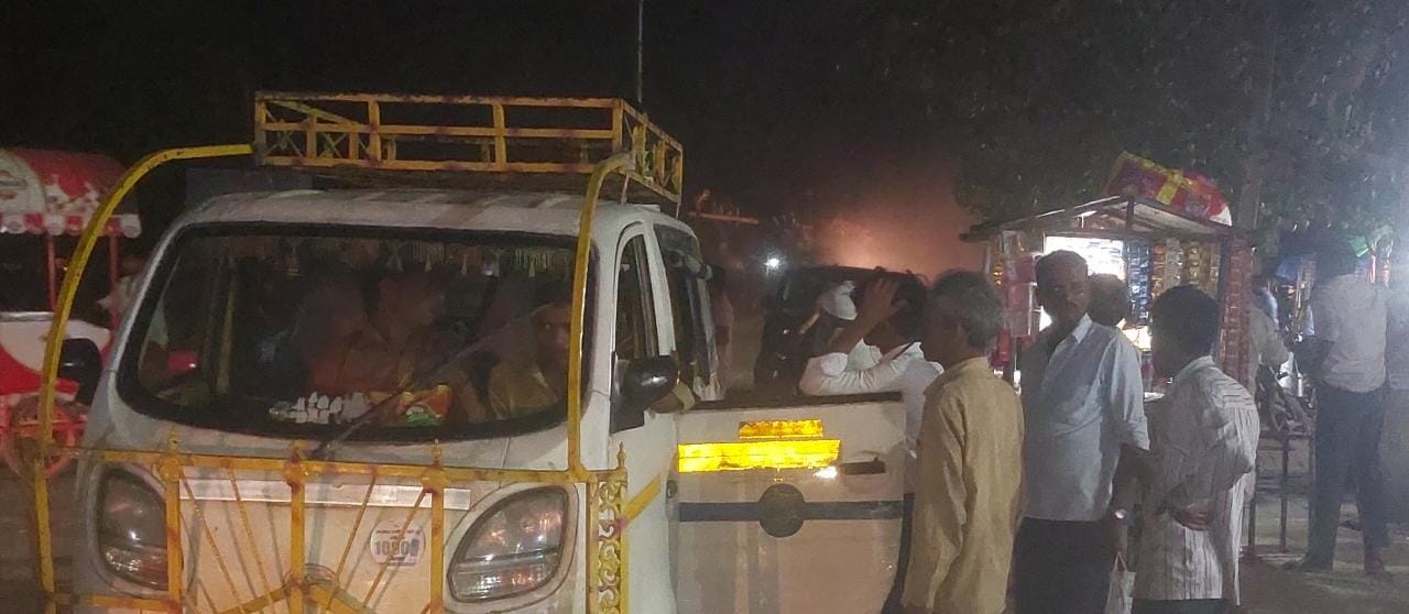 सवारी का इंतजार करते पूर्णागिरी से आए श्रद्धालु। संवाद