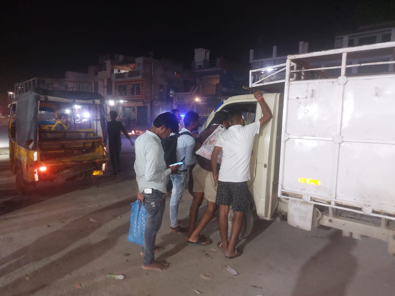 सवारी का इंतजार करते पूर्णागिरी से आए श्रद्धालु। संवाद