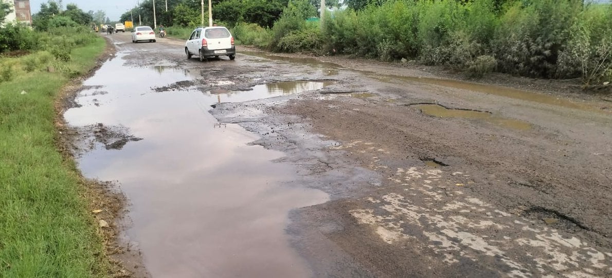 शमली विजय चौक पर टूटी सडक शमली विजय चौक पर टूटी सडक
