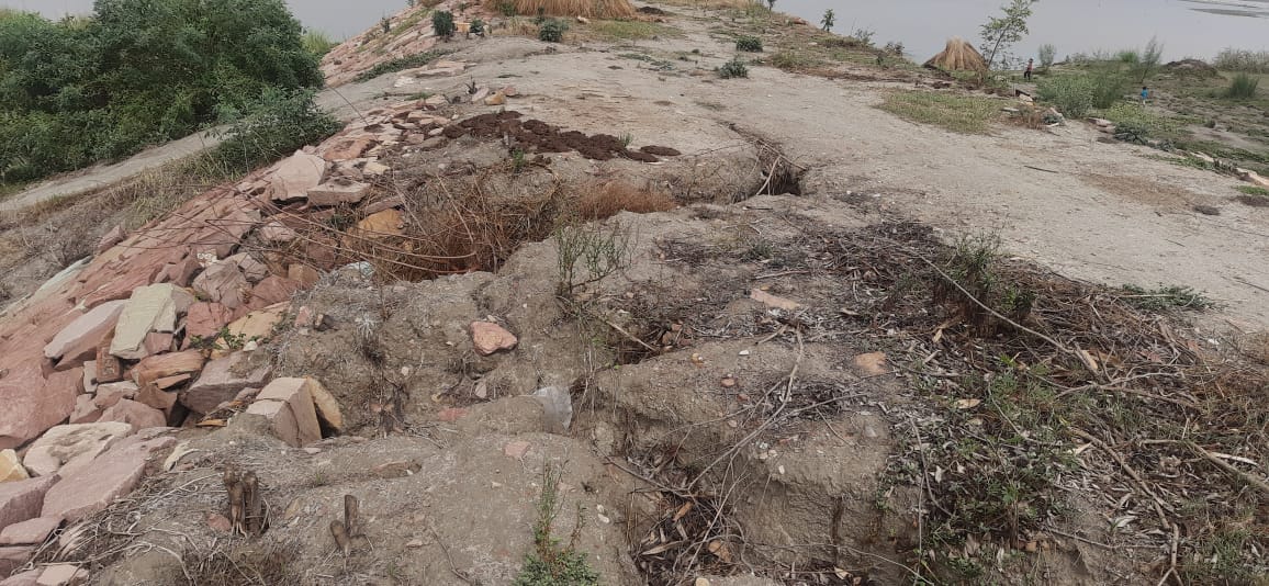दुबौलिया क्षेत्र में बढने लगा सरयू का जलस्तर। पारा गांव के सामने बाढ के पानी मे डूबी परवर वा अन