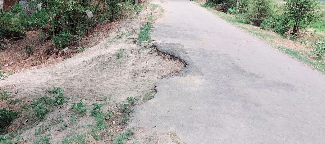 दुबौलिया क्षेत्र में बढने लगा सरयू का जलस्तर। पारा गांव के सामने बाढ के पानी मे डूबी परवर वा अन