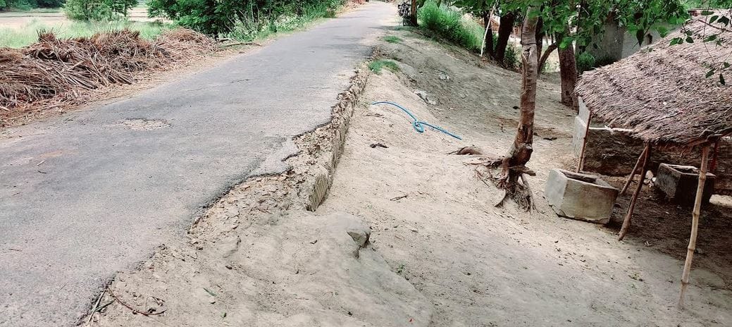 दुबौलिया क्षेत्र में बढने लगा सरयू का जलस्तर। पारा गांव के सामने बाढ के पानी मे डूबी परवर वा अन