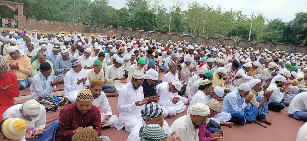 डीएम प्रियंका निरंजन और एसपी गोपाल कृष्ण चौधरी ने ईदगाह का किया निरीक्षण। डीएम प्रियंका निरंजन और एसपी गोपाल कृष्ण चौधरी ने ईदगाह का किया निरीक्षण।
