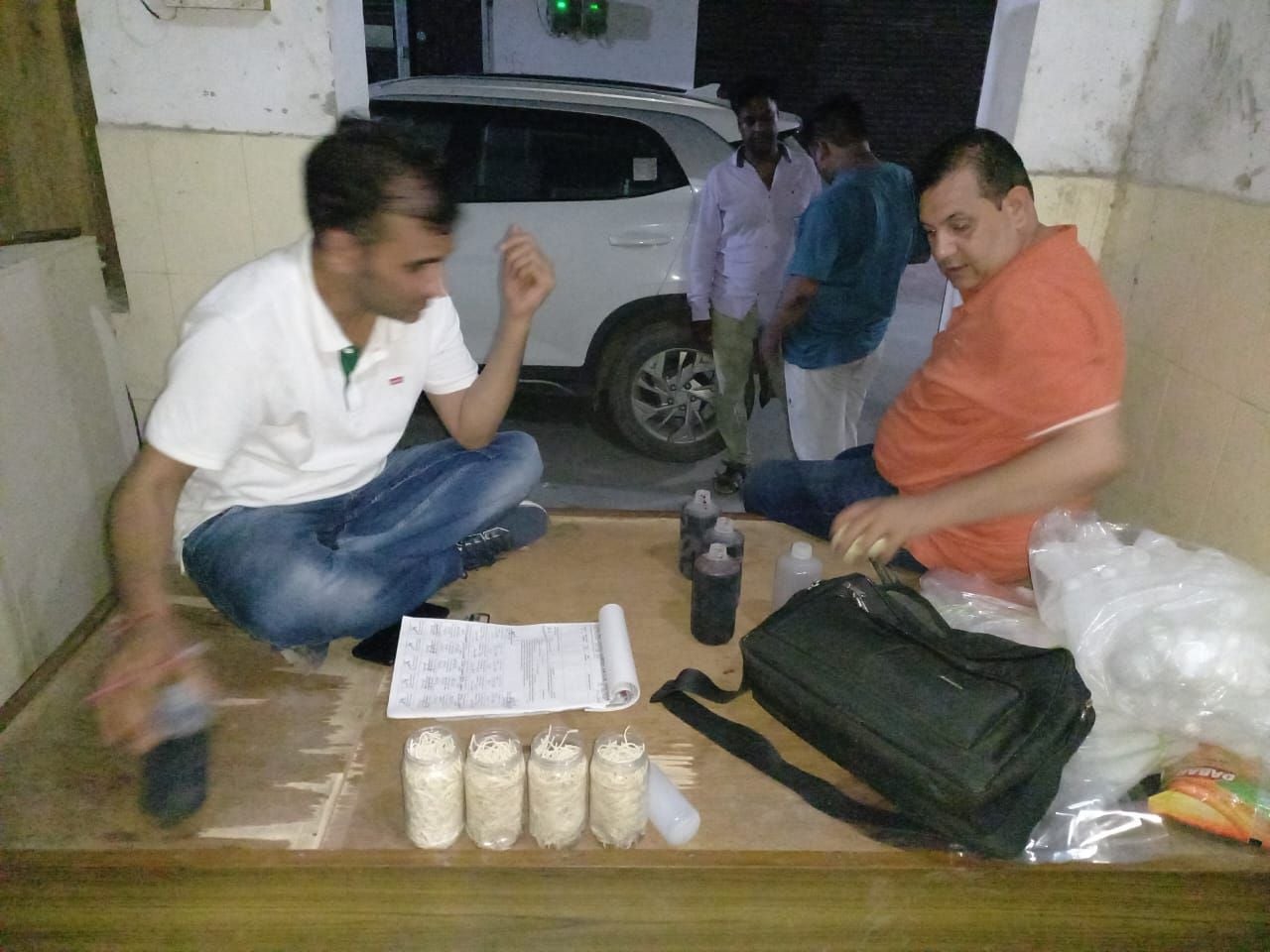 फोटो :41: सैंपल लेने के बाद कागजात तैयार करती खाद्य सुरक्षा विभाग की टीम। संवाद फोटो :41: सैंपल लेने के बाद कागजात तैयार करती खाद्य सुरक्षा विभाग की टीम। संवाद