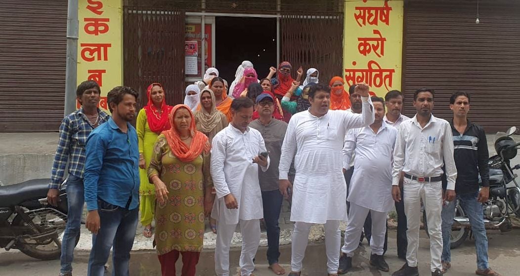 मुरथल में बैठक करते धार्मिक संगठन के सदस्य व भाजपा नेता ललित बत्रा।