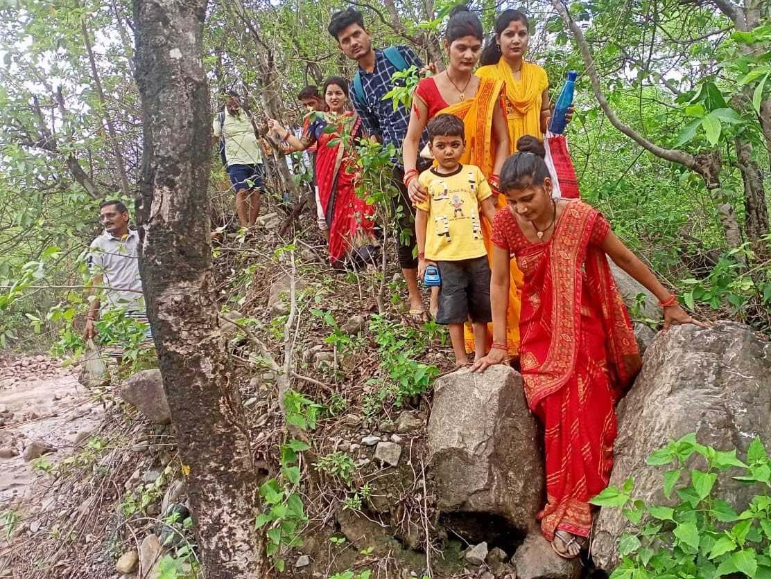 पूर्णागिरि मार्ग में बाटनागाड़ के पास मलबे में फंसी श्रद्धालुओं की कारें। पूर्णागिरि मार्ग में बाटनागाड़ के पास मलबे में फंसी श्रद्धालुओं की कारें।