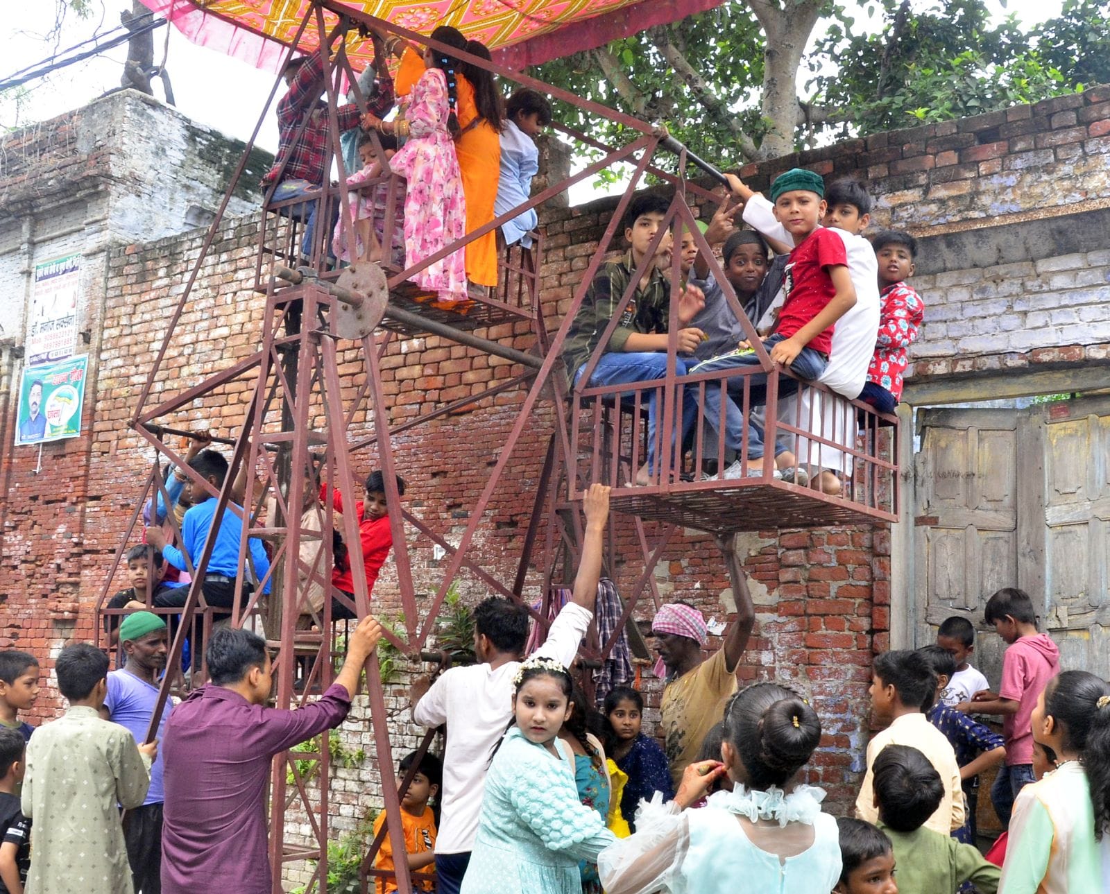 शहर के ईदगाह शम्सी में ईद की नमाज अदा करते लोग। संवाद