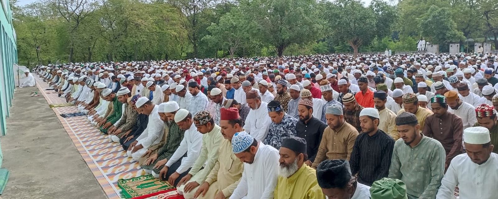 शहर के ईदगाह शम्सी में ईद की नमाज अदा करते लोग। संवाद