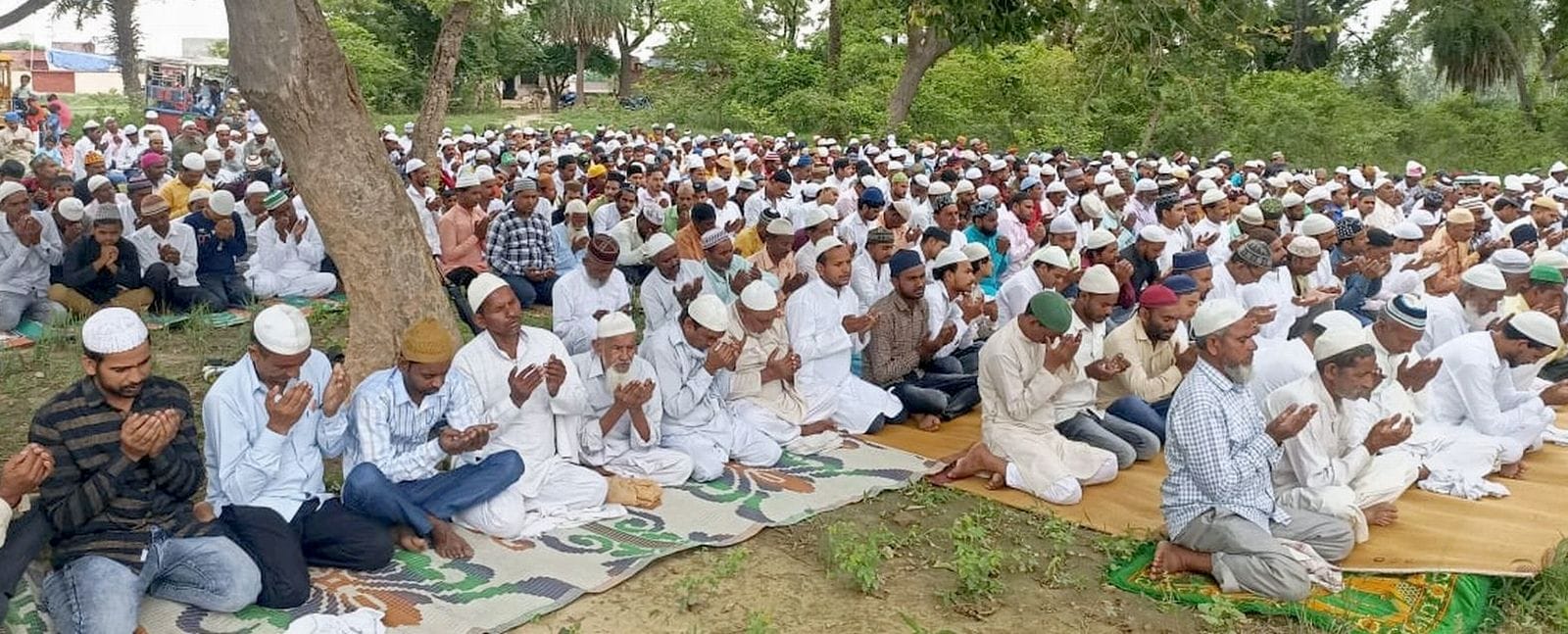 शहर के ईदगाह शम्सी में ईद की नमाज अदा करते लोग। संवाद