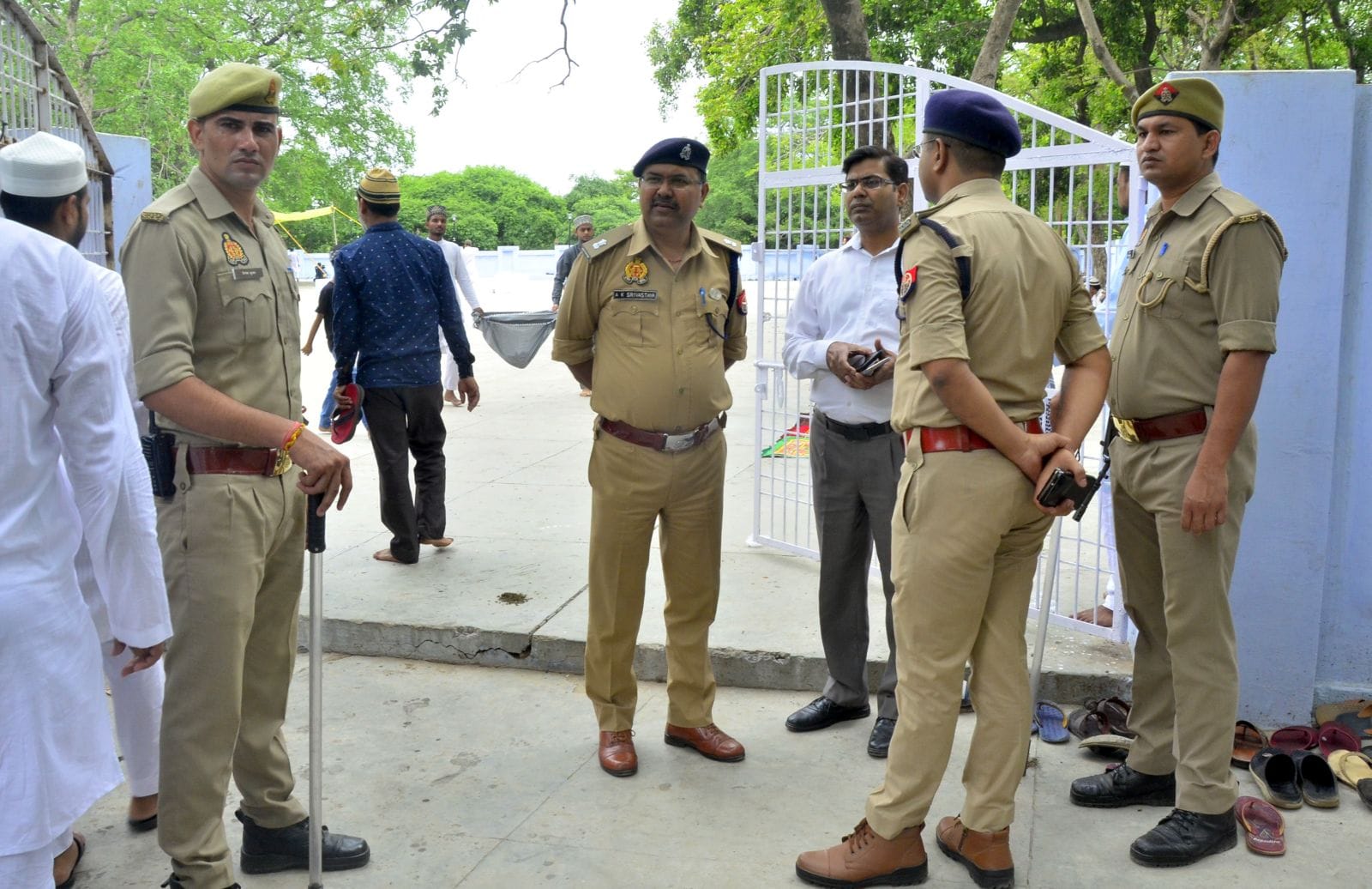 शहर के ईदगाह शम्सी में ईद की नमाज अदा करते लोग। संवाद