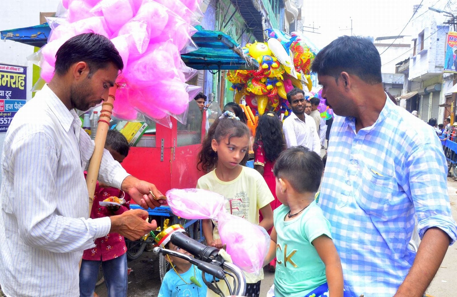 शहर के ईदगाह शम्सी में ईद की नमाज अदा करते लोग। संवाद