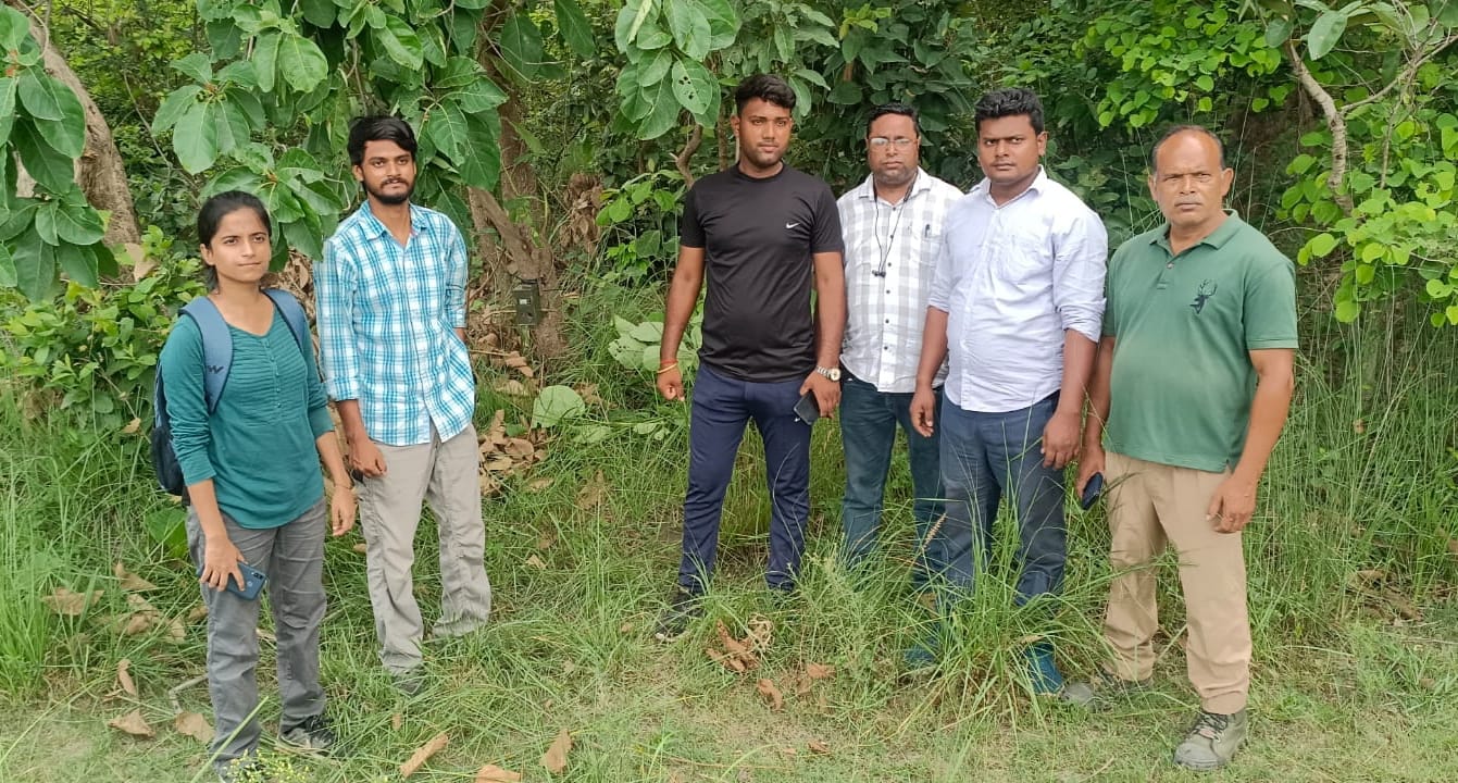 तारा सिंह के घर पर मौजूद ग्रामीण। संवाद