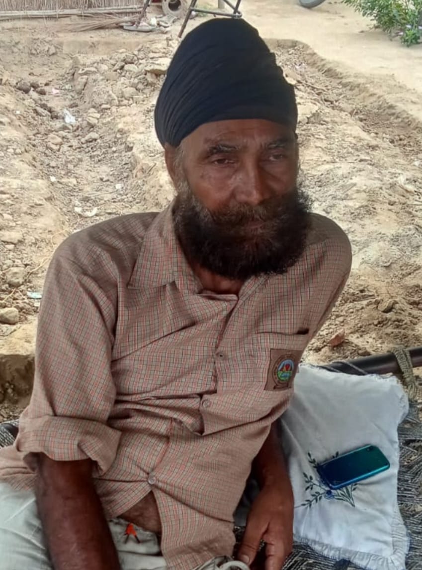 तारा सिंह के घर पर मौजूद ग्रामीण। संवाद