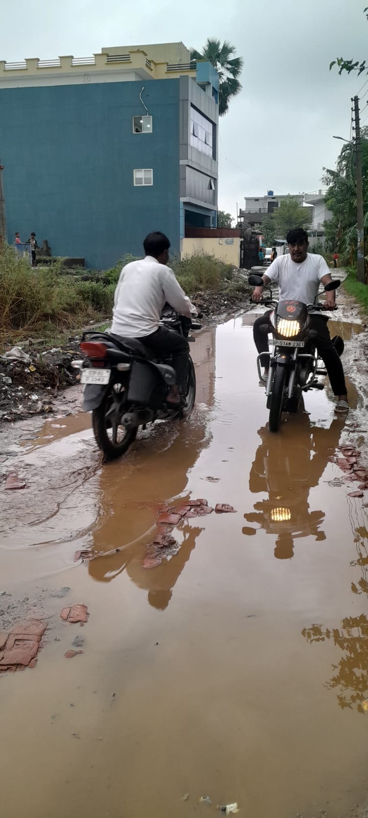 बनकटी क्षेत्र मे बारिश होने पर खेत में काम करता किसान।