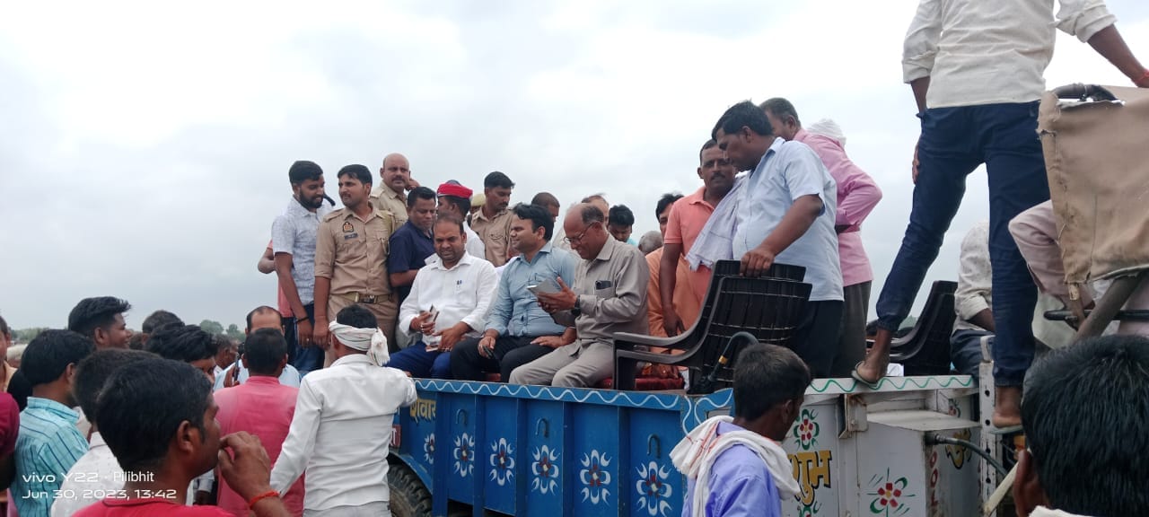 बीसलपुर के गांव पुरैना में पटरी के पुल का मौका मुआयना करते अधिकारी व मौजूद ग्रामीण।