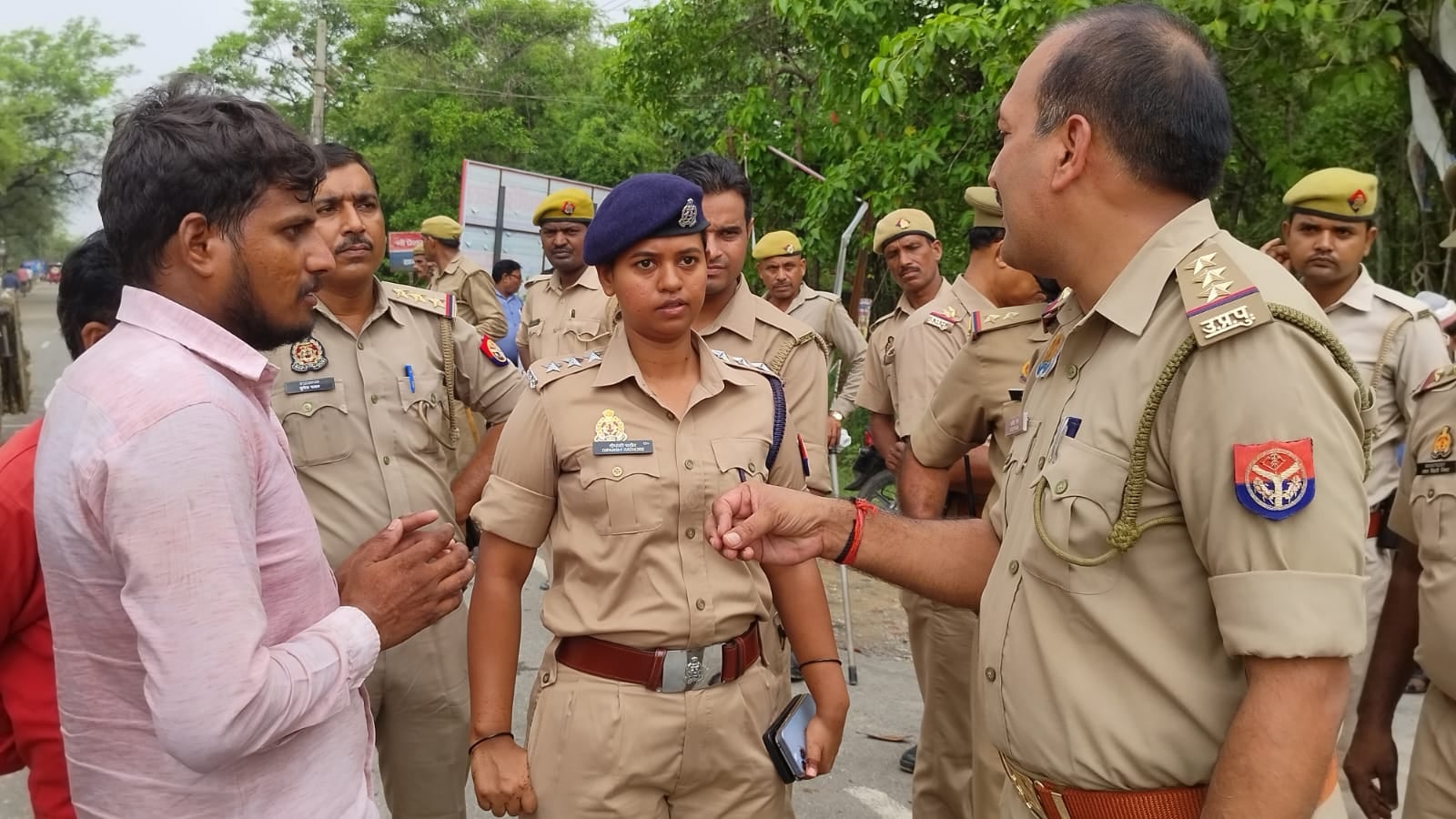 एसपी आवास के पास खलीलाबाद मेंहदावल मार्ग को जाम करते मृतक प्रधान कौशल चौधरी के परिजन। एसपी आवास के पास खलीलाबाद मेंहदावल मार्ग को जाम करते मृतक प्रधान कौशल चौधरी के परिजन।