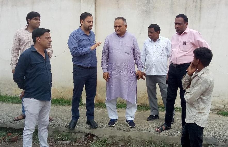 फोटो 28- गोहाना रोड पर लोक निर्माण विभाग के कार्यकारी अभियंता व अन्य अधिकारियों के साथ गड्ढों प फोटो 28- गोहाना रोड पर लोक निर्माण विभाग के कार्यकारी अभियंता व अन्य अधिकारियों के साथ गड्ढों प