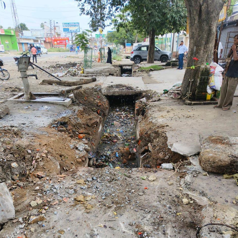 मंडी समिति के पास नाले की हो रही सफाई। संवाद