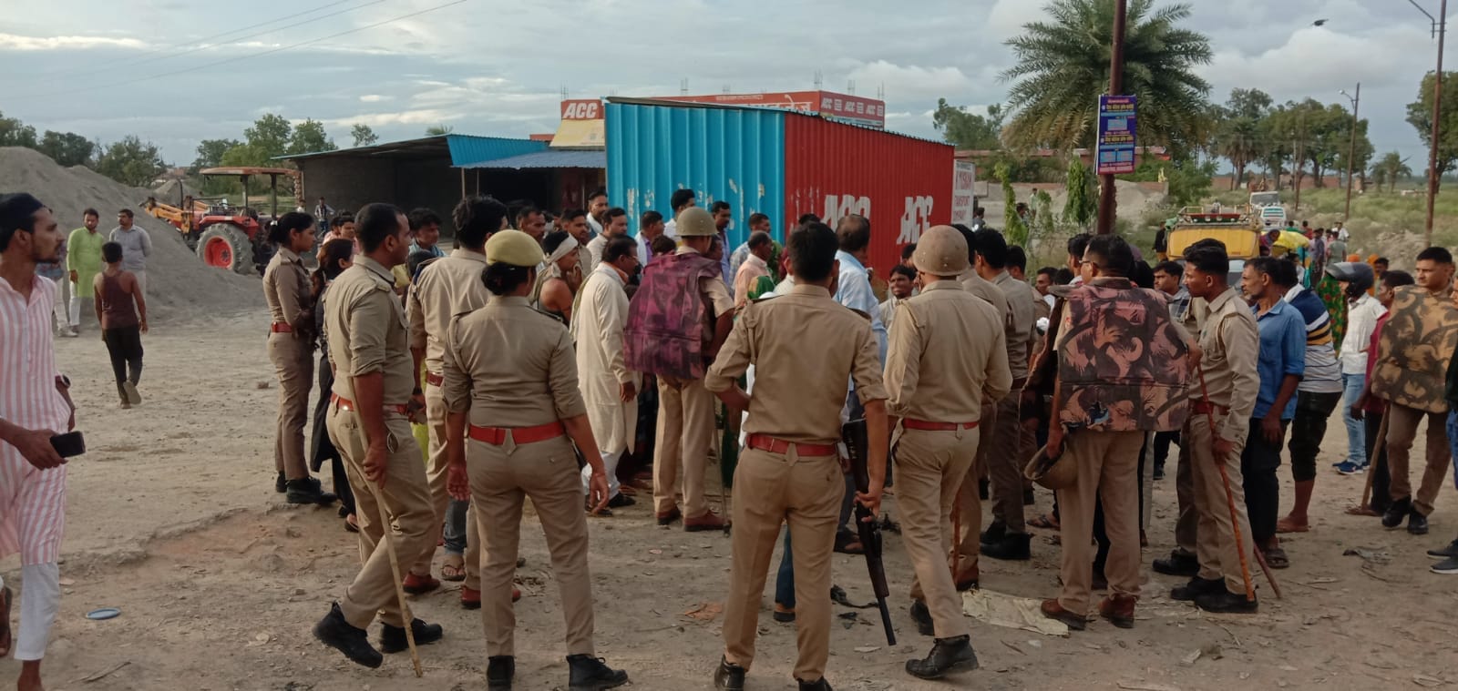 मीरानपुर कटरा में हाइवे पर बैठीं अर्जुन पक्ष की महिलाएं