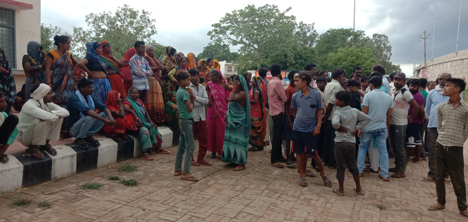 मीरानपुर कटरा में हाइवे पर बैठीं अर्जुन पक्ष की महिलाएं