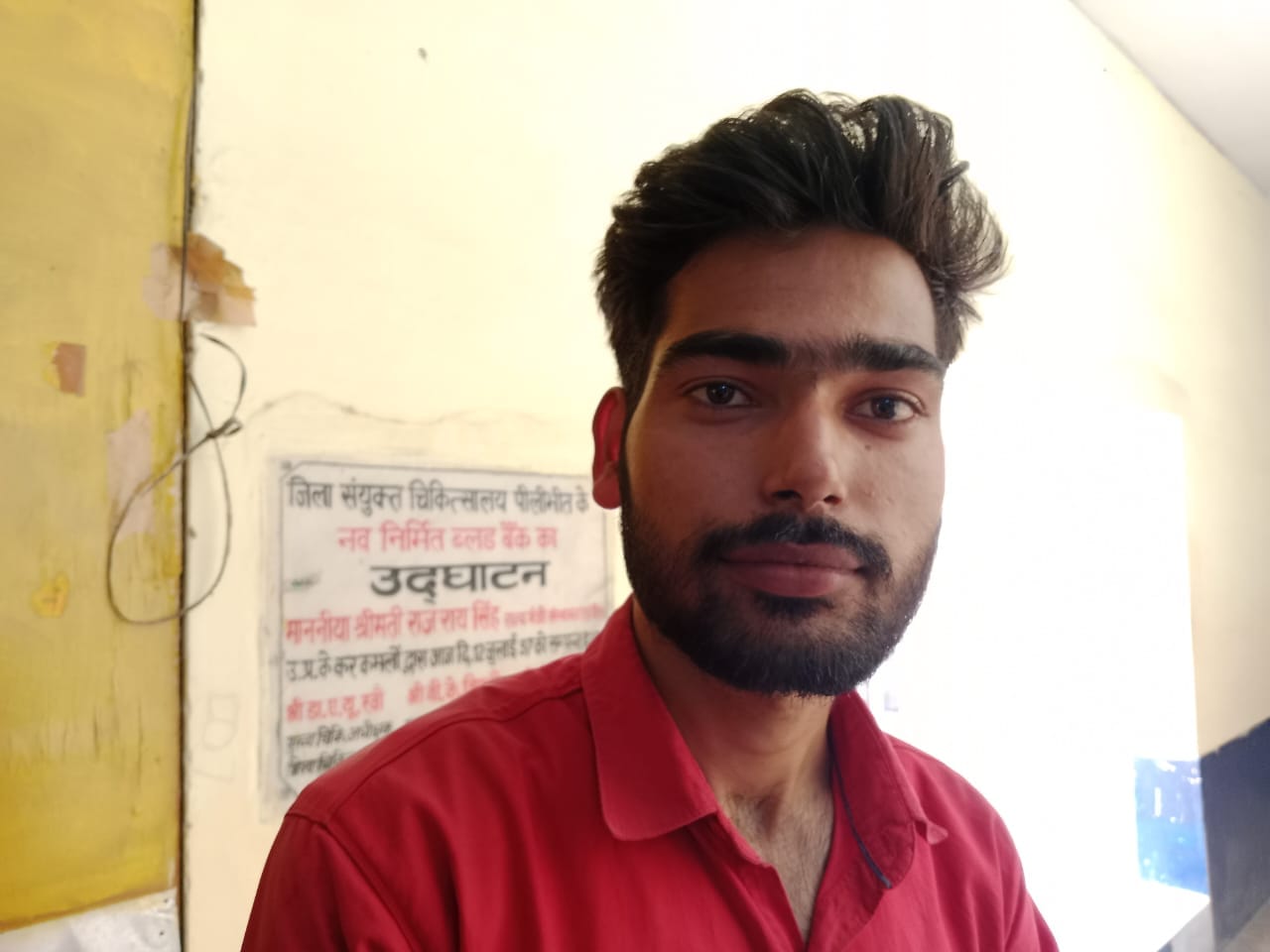 पैथोलॉजी के बाहर बैठे मरीज।