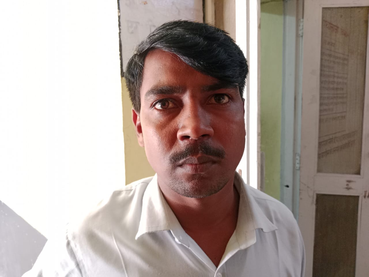 पैथोलॉजी के बाहर बैठे मरीज।