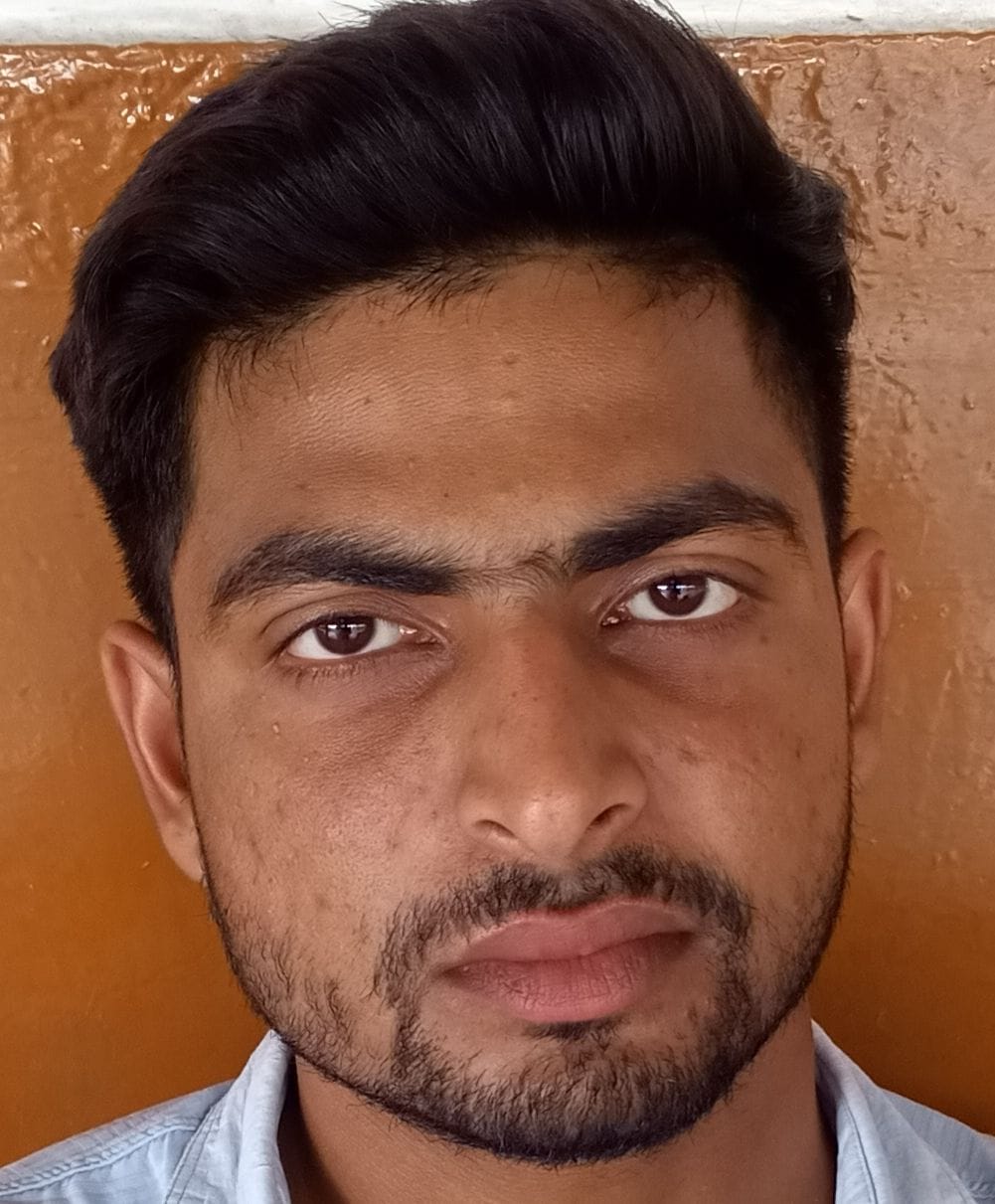 रेलवे स्टेशन पर अवध आसाम एक्सप्रेस में चढ़ते उतरते यात्री।संवाद