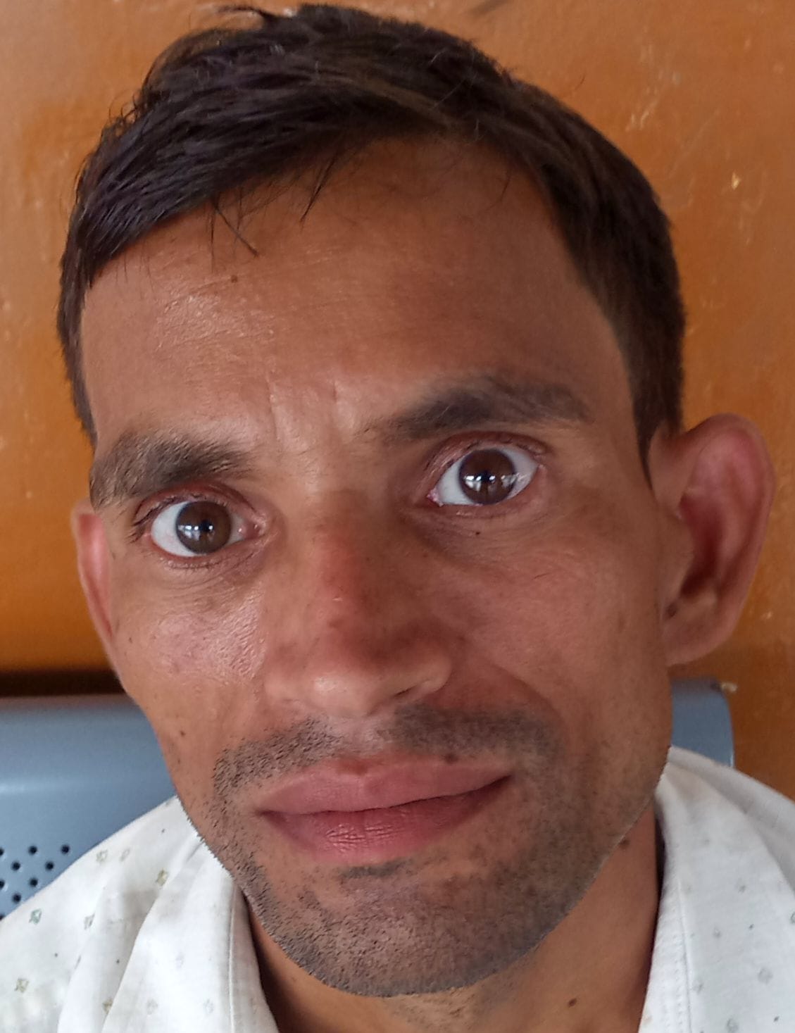 रेलवे स्टेशन पर अवध आसाम एक्सप्रेस में चढ़ते उतरते यात्री।संवाद