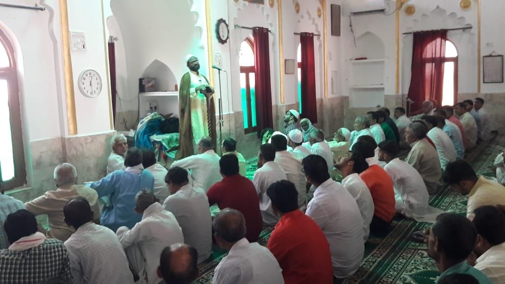 शहर के ईदगाह मैदान पर बृहस्पतिवार को बकरीद की नमाज अदा करते सुन्नी समुदाय के लोग। संवाद शहर के ईदगाह मैदान पर बृहस्पतिवार को बकरीद की नमाज अदा करते सुन्नी समुदाय के लोग। संवाद