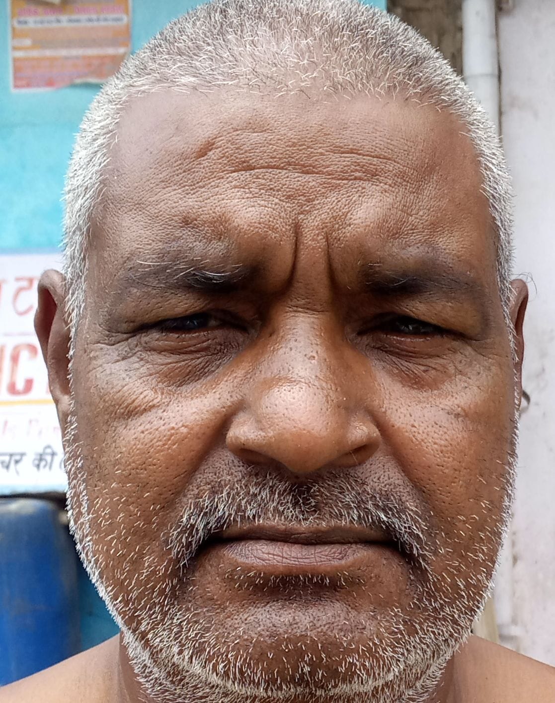 शहर के शहर के मोहल्ला बाबूजई में नगर निगम के टैंकर से पानी लेते लोेग।संवाद