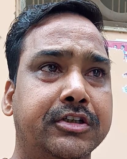 शहर के शहर के मोहल्ला बाबूजई में नगर निगम के टैंकर से पानी लेते लोेग।संवाद