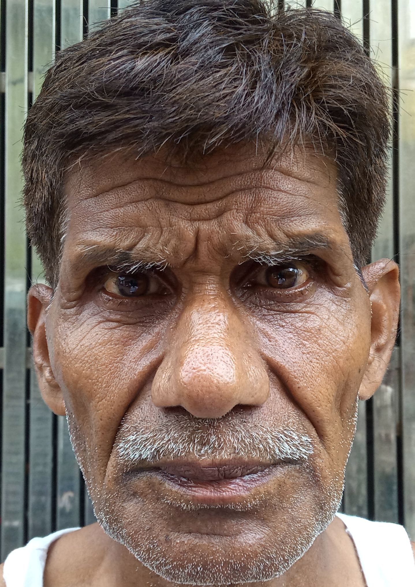 शहर के शहर के मोहल्ला बाबूजई में नगर निगम के टैंकर से पानी लेते लोेग।संवाद