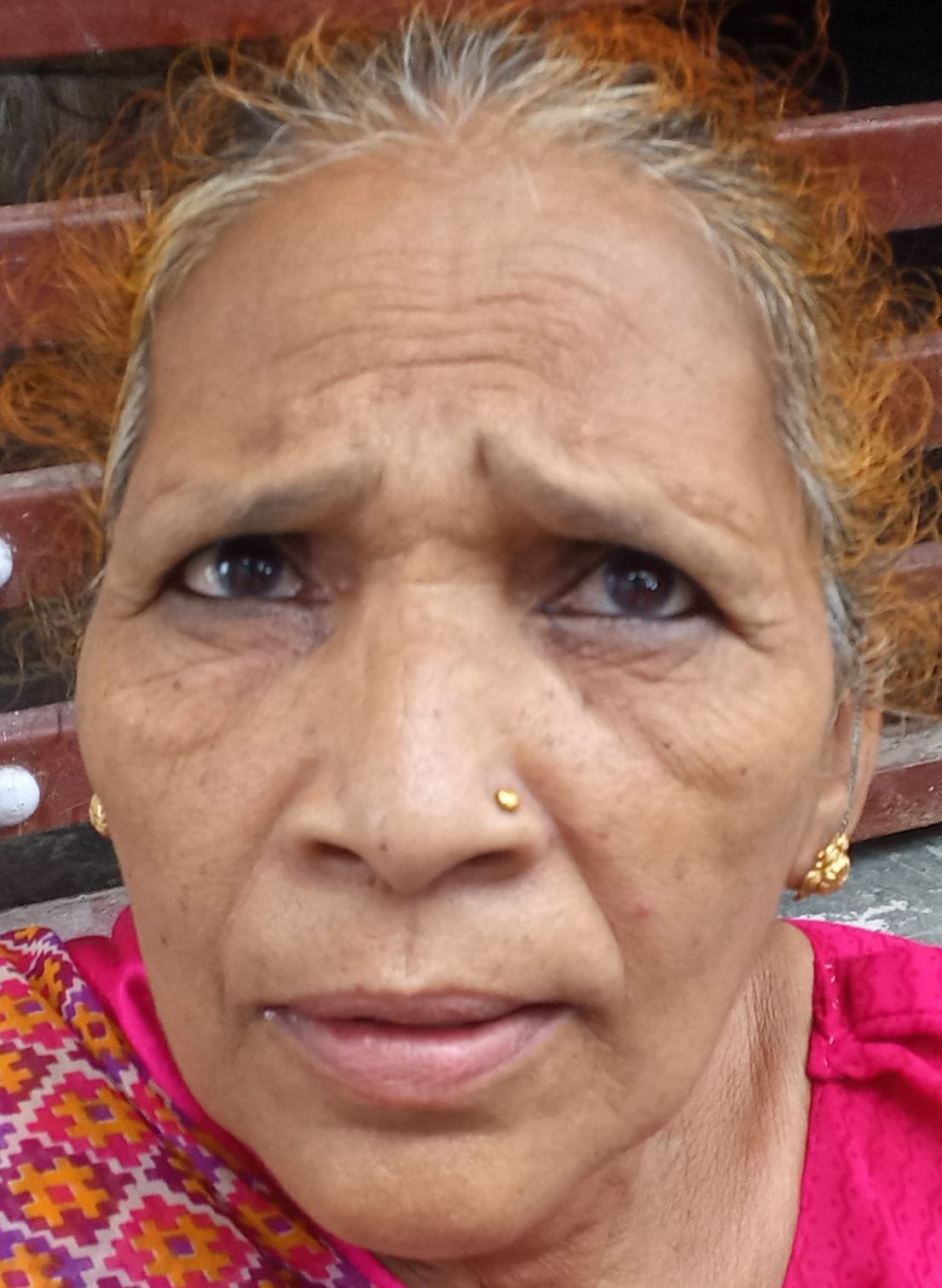 शहर के शहर के मोहल्ला बाबूजई में नगर निगम के टैंकर से पानी लेते लोेग।संवाद