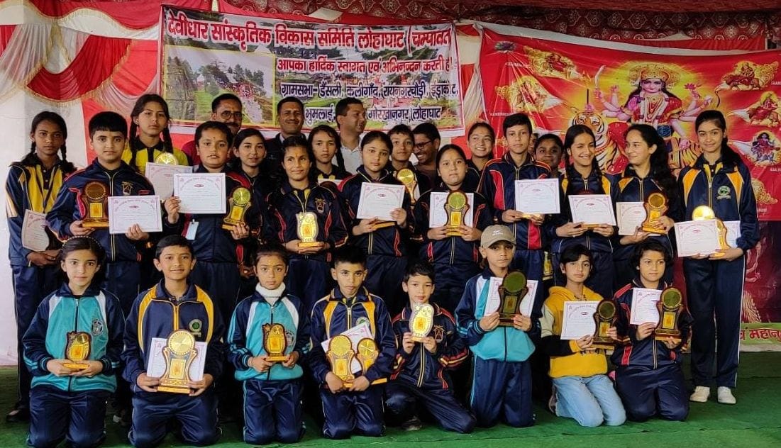 चंपावत में सांस्कृतिक प्रस्तुति देते नन्हें कलाकार। संवाद चंपावत में सांस्कृतिक प्रस्तुति देते नन्हें कलाकार। संवाद