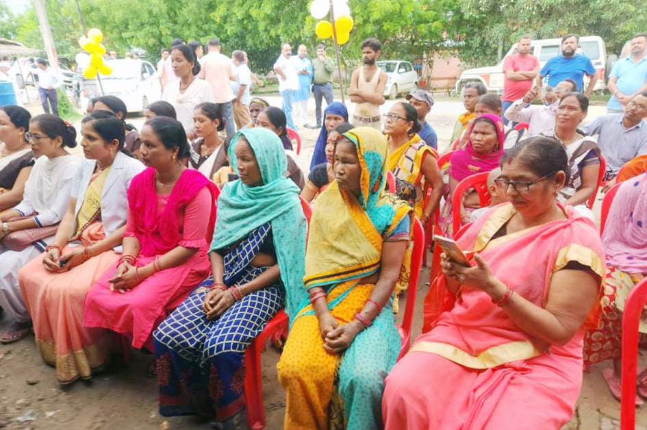 चंदनचौकी में प्रधानमंत्री के वर्चुअल कार्यक्रम को सुनते केंद्रीय गृह राज्यमंत्री व अन्य। चंदनचौकी में प्रधानमंत्री के वर्चुअल कार्यक्रम को सुनते केंद्रीय गृह राज्यमंत्री व अन्य।