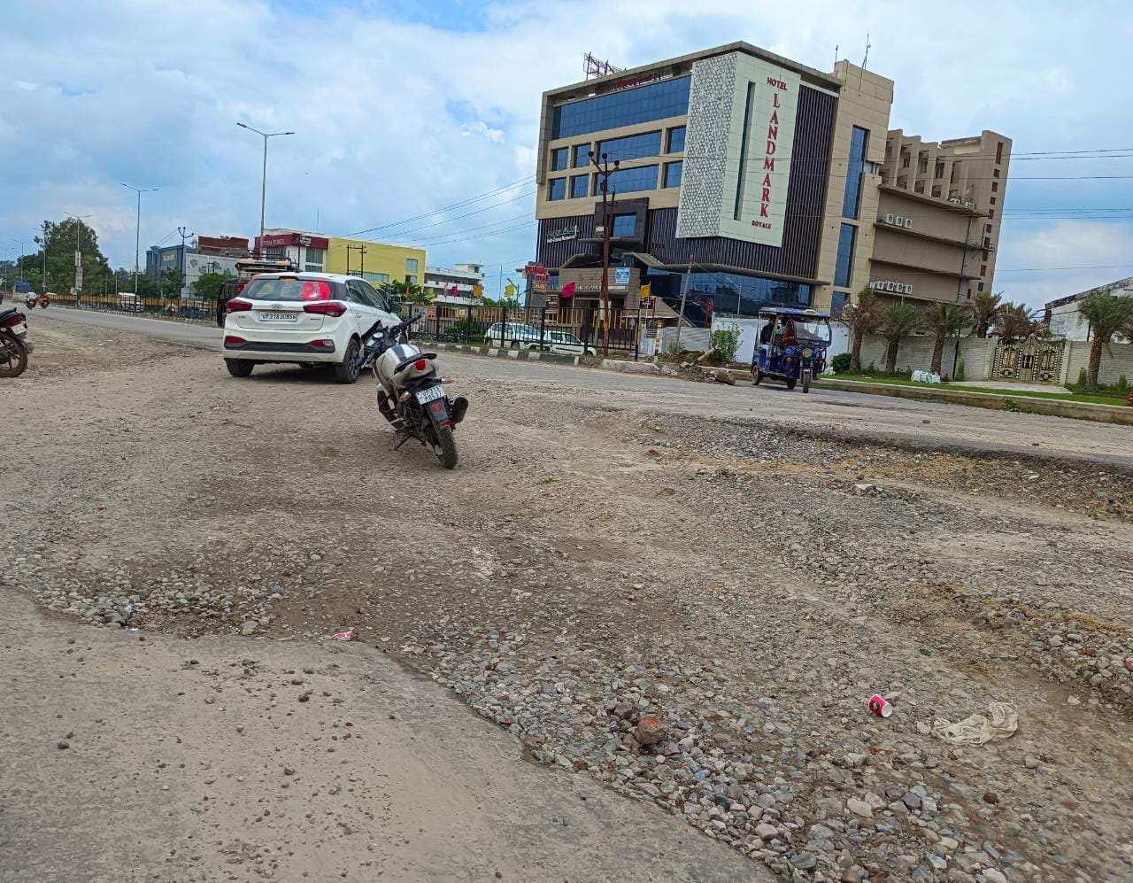 कीचड़ युक्त गोला रोड कीचड़ युक्त गोला रोड